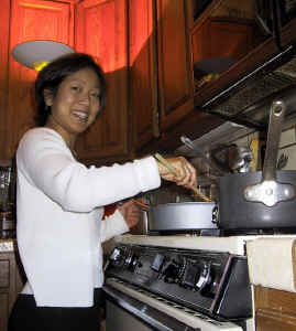 Gloria Cooking (63674 bytes)